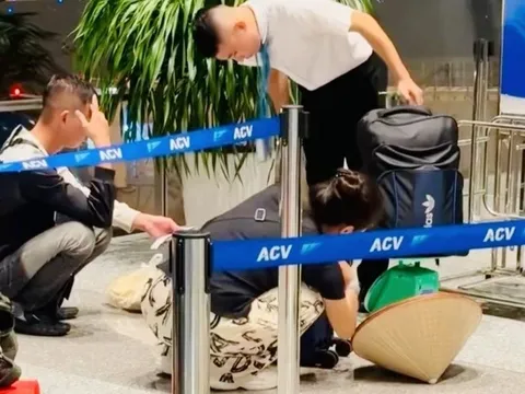 Cân hành lý xách tay: Khách Việt toát mồ hôi "bày trận" giữa sân bay
