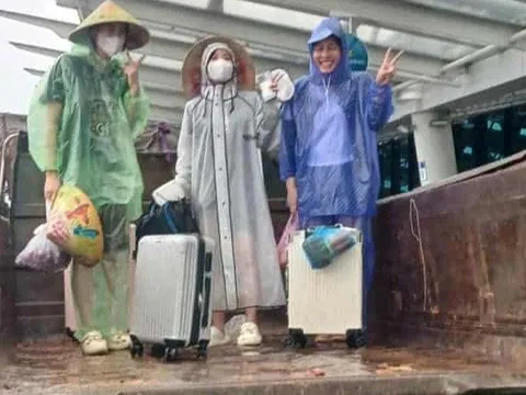 Khách Hà Nội đi công nông ra sân bay Huế hôm mưa lũ, lái xe không lấy tiền