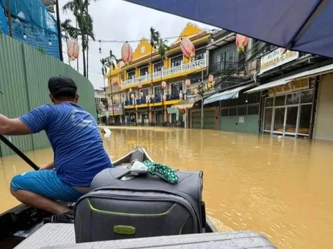 Nước ngập khách sạn ở Hội An, khách Tây kể trải nghiệm đi thuyền như Venice
