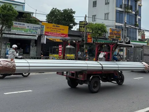 Nhiều xe ba gác, xe lôi tự chế chở tôn, sắt thép dài gấp 3 thân xe vẫn chạy ngoài đường