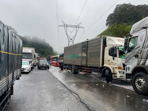 Thông xe một phần đèo Lò Xo, 30 tài xế được giải cứu