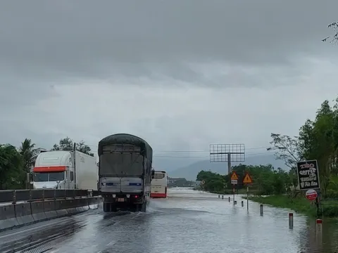 Mưa lớn khiến Quốc lộ 1 qua Quảng Trị biến thành "biển nước"