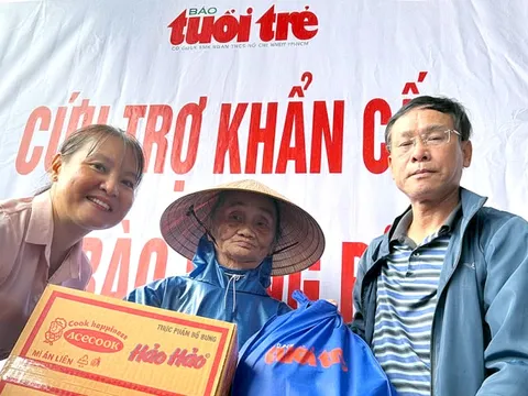 Vượt sạt lở, báo Tuổi Trẻ cứu trợ vùng rốn lũ ở thượng nguồn Thu Bồn