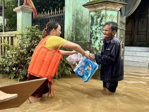 Quà cứu trợ đến với bà con bị lụt cô lập nhiều ngày bên sông Vu Gia
