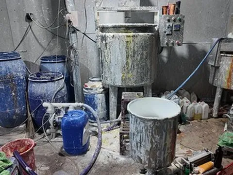 Hiện trường đáng sợ bên trong lò sản xuất mỹ phẩm giả quy mô hàng tỷ đồng