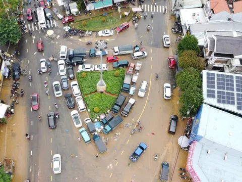 Hàng chục ô tô ngập nước, chết máy sau lũ lịch sử ở Đà Nẵng