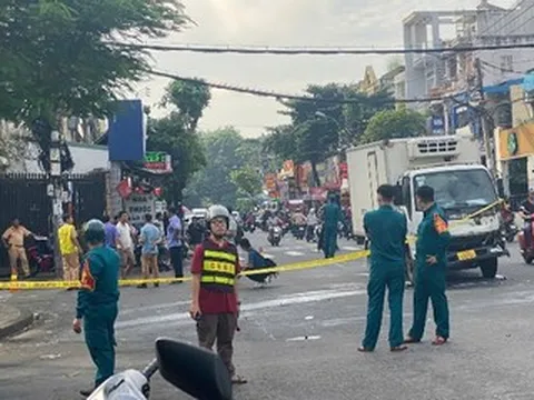 Va chạm với ô tô, xe máy chở đôi nam nữ văng xa 20m, cô gái tử vong tại chỗ