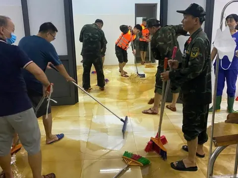 Bộ đội được lệnh hành quân trong đêm đến hai bệnh viện lớn tại Đà Nẵng dọn bùn đất