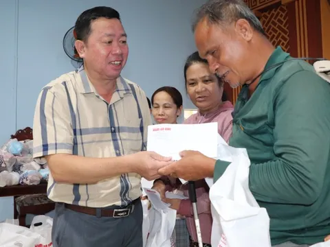 "Trái tim miền Trung" trao tặng 100 suất quà hỗ trợ người dân vùng lũ Đà Nẵng