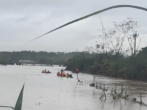 Hơn 100 người đang tìm kiếm bé gái 10 tuổi bị lũ cuốn