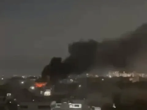 Cháy lớn kho phế liệu kèm tiếng nổ, người dân TPHCM bế con tháo chạy