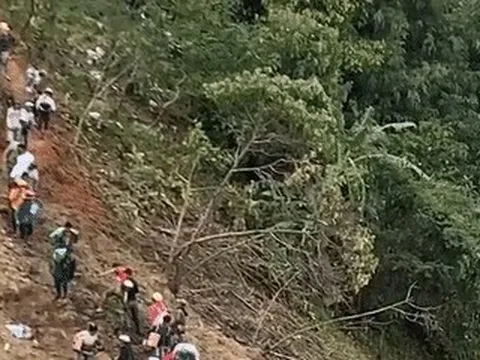 Hơn 100 người mở đường mòn, gùi lương thực cho 1.700 người bị cô lập do sạt lở