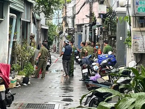 Người đàn ông tấn công hàng xóm, cầm dao cố thủ trong nhà ở TPHCM