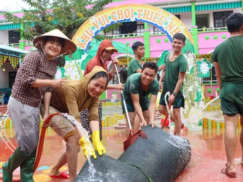 Bộ đội 'tiếp sức' trường mầm non vùng rốn lũ Đà Nẵng dọn bùn đón trẻ trở lại
