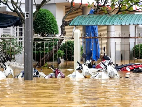 Hàng ngàn ô tô, xe máy bị ngập, chập cháy trong mưa lũ lịch sử ở Huế