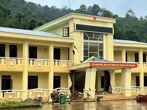 Trụ sở 1 xã ở Đà Nẵng bị nứt gãy khủng khiếp trong mưa lũ lịch sử