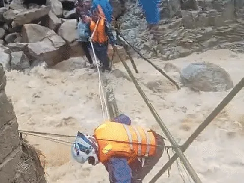 Hồi hộp cảnh nữ giáo viên mang thai sắp sinh ở Đà Nẵng vượt lũ dữ đến cơ sở y tế