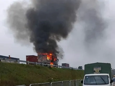 VIDEO: Ô tô bốc cháy ngùn ngụt khi đang chạy trên cao tốc