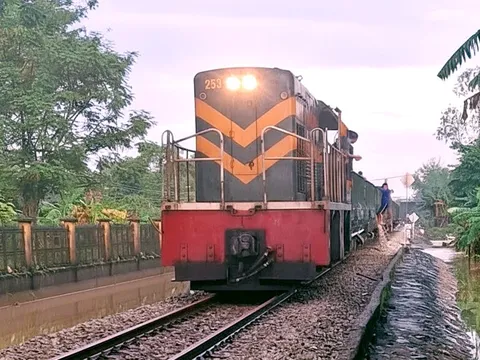 Thông tuyến đường sắt Bắc - Nam qua Huế sau 3 ngày ách tắc