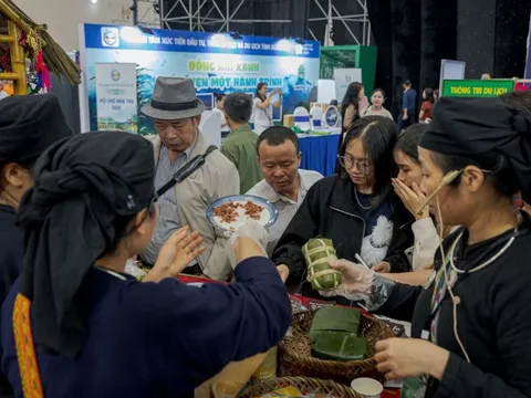 Hàng trăm ngàn người đổ về Hội chợ mùa thu cuối tuần ‘mua’ cả thế giới, vừa ăn vừa chơi tẹt ga