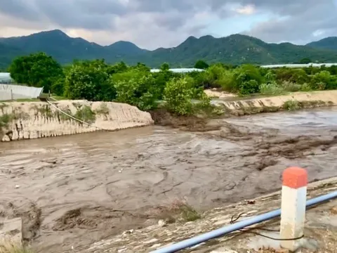 Vỡ hồ chứa nước tại trang trại ở Lâm Đồng, người dân hạ lưu khẩn trương di dời trong đêm