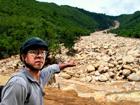 Cận cảnh hồ chứa nước trên núi bị vỡ càn quét hoa màu, nhà cửa của người dân