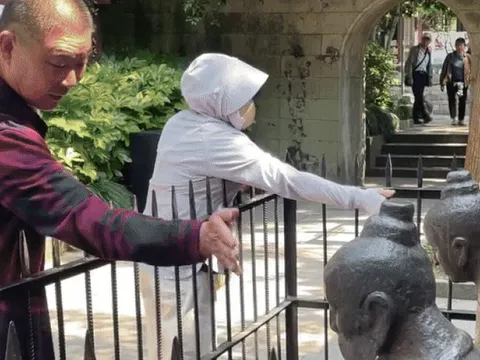 Vì sao bức tượng ở tư thế quỳ gối cúi đầu bị du khách đánh tát liên tục?