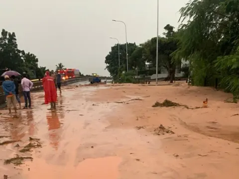 Mưa lớn làm tràn cát xuống Quốc lộ 1, sạt lở tuyến cao tốc Vĩnh Hảo - Phan Thiết