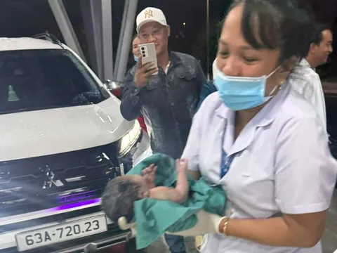 Sản phụ sinh con trên xe khách, may mắn được CSGT hỗ trợ nên an toàn