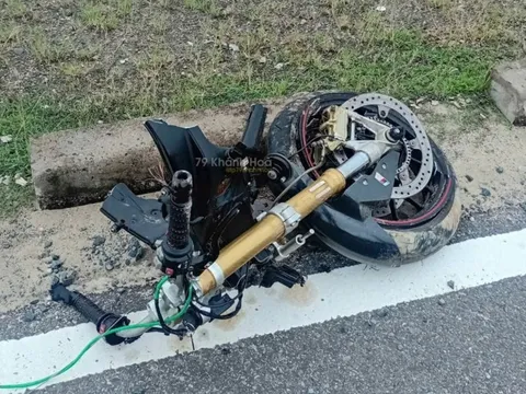 Khánh Hòa: Đường vắng, xe máy tông nhau cực mạnh, 2 người thương vong