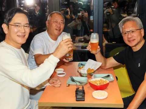 3 tỷ phú ăn gà rán uống bia, trả tiền hóa đơn cho khách, quán ăn "vỡ trận"