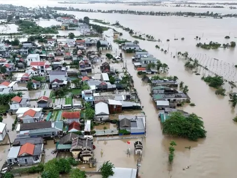 Mưa xối xả trở lại, lũ lên báo động 3 ở Huế - Đà Nẵng