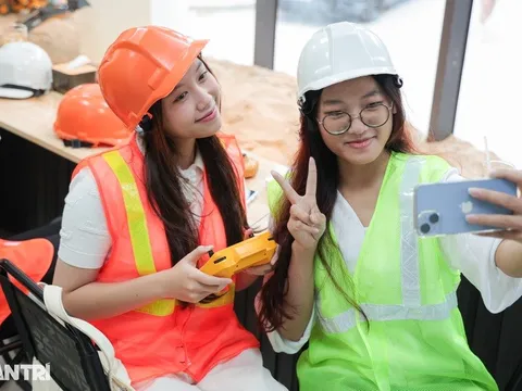 Hà Nội: Quán cà phê công trường, khách đến lái máy xúc, xe ben