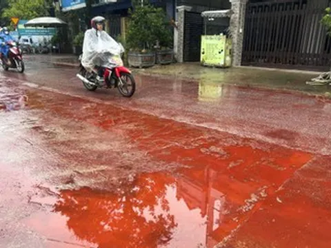 Chất lỏng màu đỏ như máu phủ kín mặt đường, người dân hoang mang