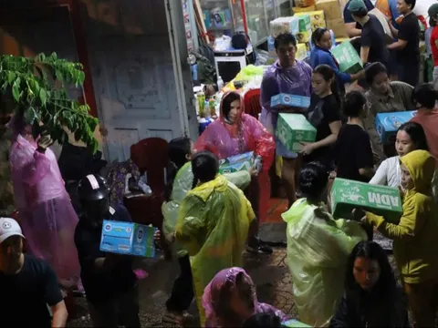 Người dân đội mưa, cùng nhau chuyển hàng cứu trợ kịp chuyến xe từ TP HCM ra miền Trung