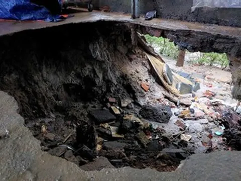 Mưa xối xả gây ngập ở Đà Nẵng, xuất hiện hố sâu cạnh chung cư