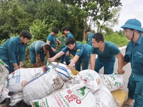 Xã Bà Điểm, TP.HCM khẩn cấp đắp bao cát ngăn triều cường trên đường Đặng Công Bỉnh