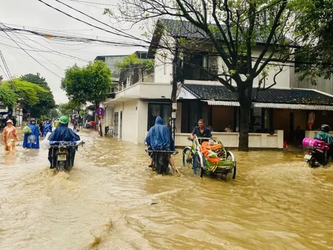 Thành phố Huế: Lụt trở lại, di dời nhiều hộ dân vì nứt đồi