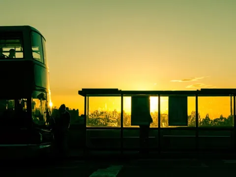 Để người chờ xe buýt được chở che