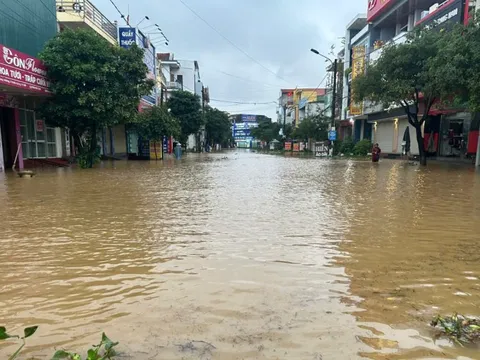 Mưa lớn ở Quảng Trị: Sạt lở, ngập sâu, giao thông tê liệt