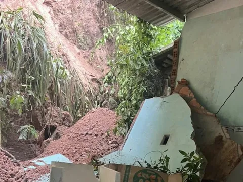 Gia Lai: Sạt lở đất làm sập nhà, 11 người dân được di dời khẩn cấp
