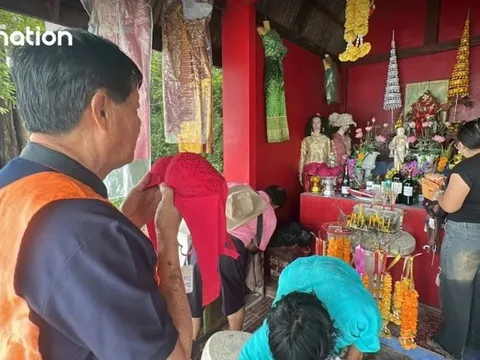 Ngôi đền kỳ lạ ở Thái Lan, người dân tạ lễ bằng áo lót phụ nữ