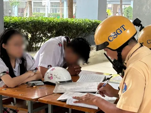Cảnh sát giao thông TP.HCM kiểm tra bãi xe ở trường học, phát hiện nhiều học sinh vi phạm