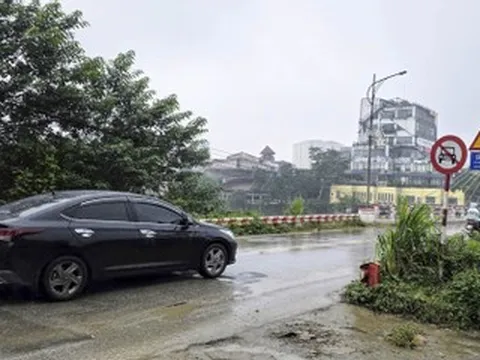 Biển cấm được đặt ở hai đầu cầu, nhiều ô tô vẫn cố tình chạy qua