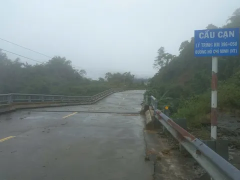 CLIP: Cầu trên đường Hồ Chí Minh bị nghiêng gần 1 m sau đợt mưa kỷ lục