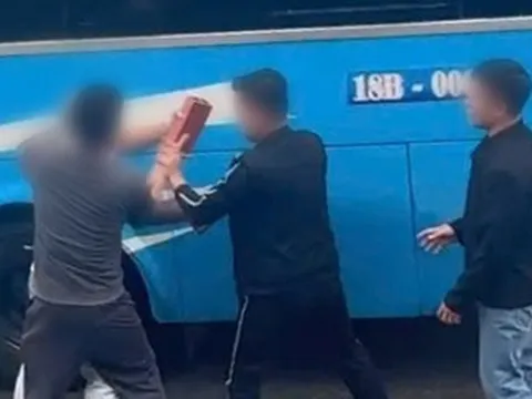 Hai nam tài xế xe khách xô xát ở Ninh Bình, một người cầm gạch lao tới