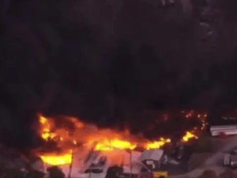 Máy bay chở hàng rơi ở Mỹ, bốc cháy dữ dội