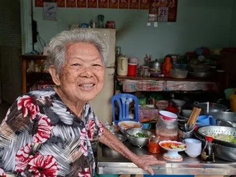 Cụ bà U90 lưng còng dậy từ 3h nấu bún, giữ nghề của con gái đã khuất