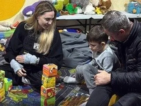 Sự cố hy hữu trong chuyến thăm của Angelina Jolie tới vùng chiến sự Ukraine