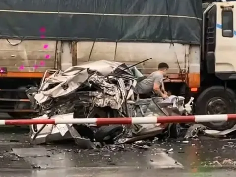 VIDEO: Tài xế thoát chết kỳ diệu, chui ra từ ô tô bị vò nát sau tai nạn giao thông